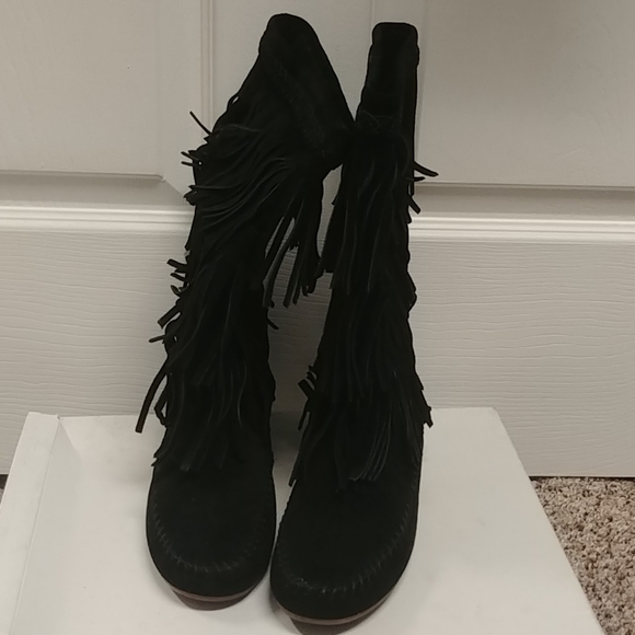 Minnetonka Fringe Boots - Picture 5 of 6